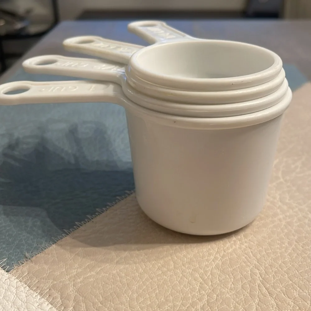 Rubbermaid White Measuring Cups